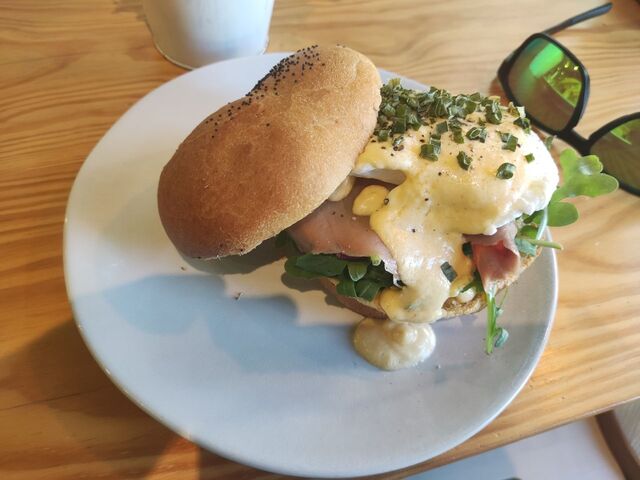 Burger Benedict with Salmon in Hamburgueria do Mercado